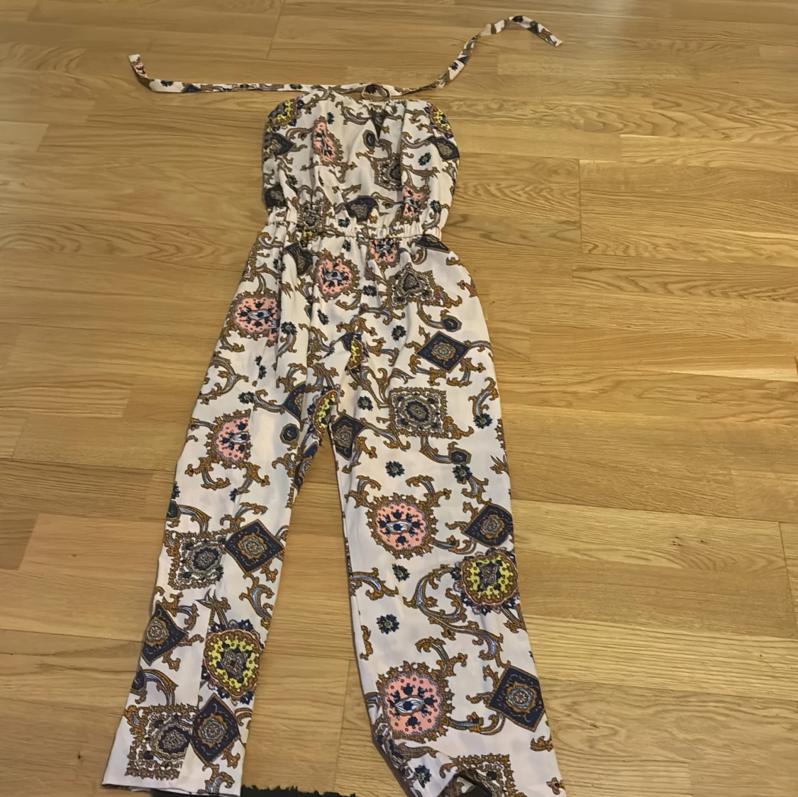 Mönstrad byxdress från Stockholmsklädmärke