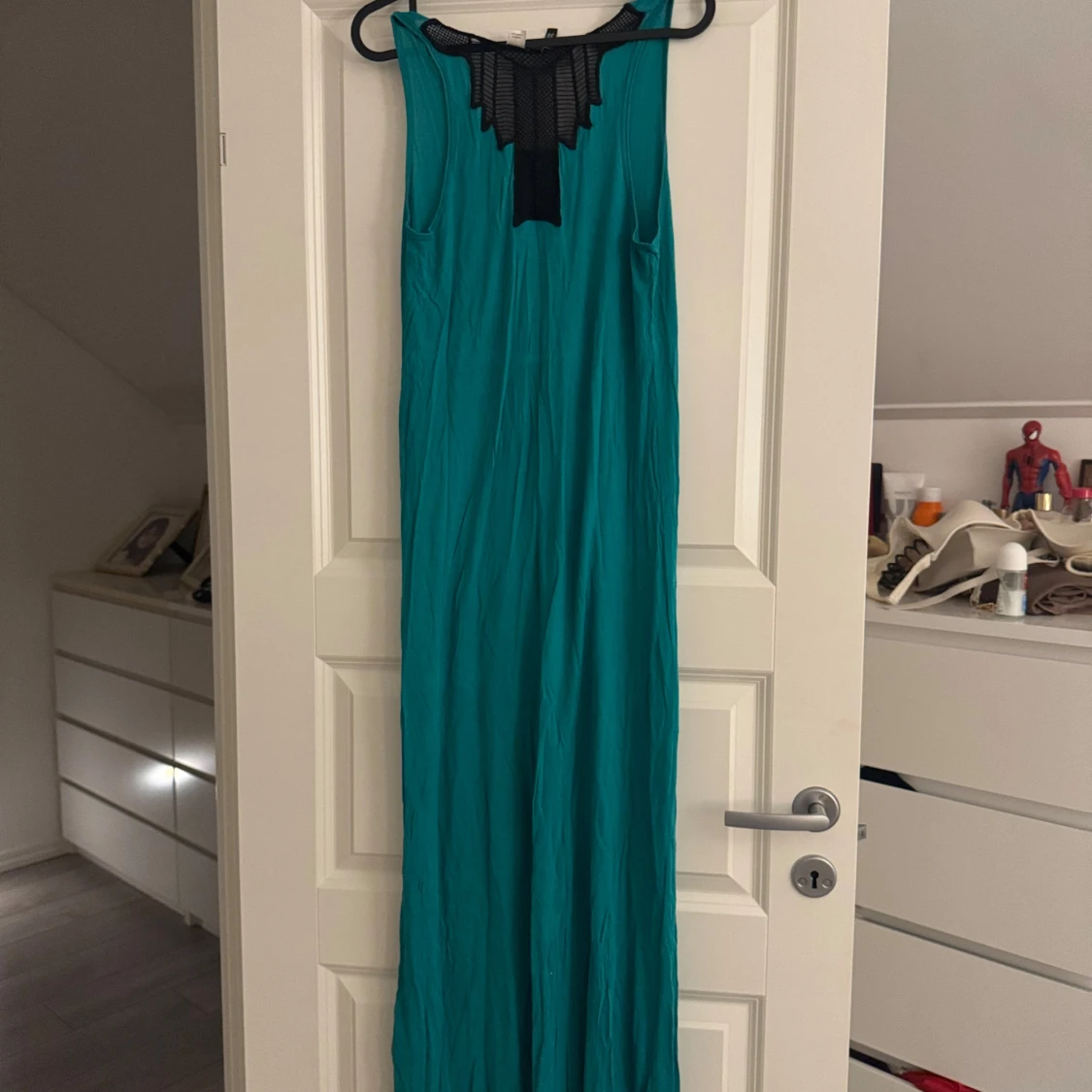 Turkos långklänning med svart spetsdetalj - 90