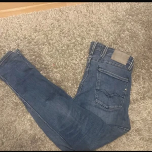 Replay jeans - Ett par replay jeans skriv dm vid funderingar.