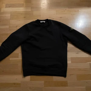 Svart tröja från Stone Island - Säljer en stilren svart tröja från Stone Island, den är i storlek L.  Och tjröjan är i parfekt skick, ny pris 3600.