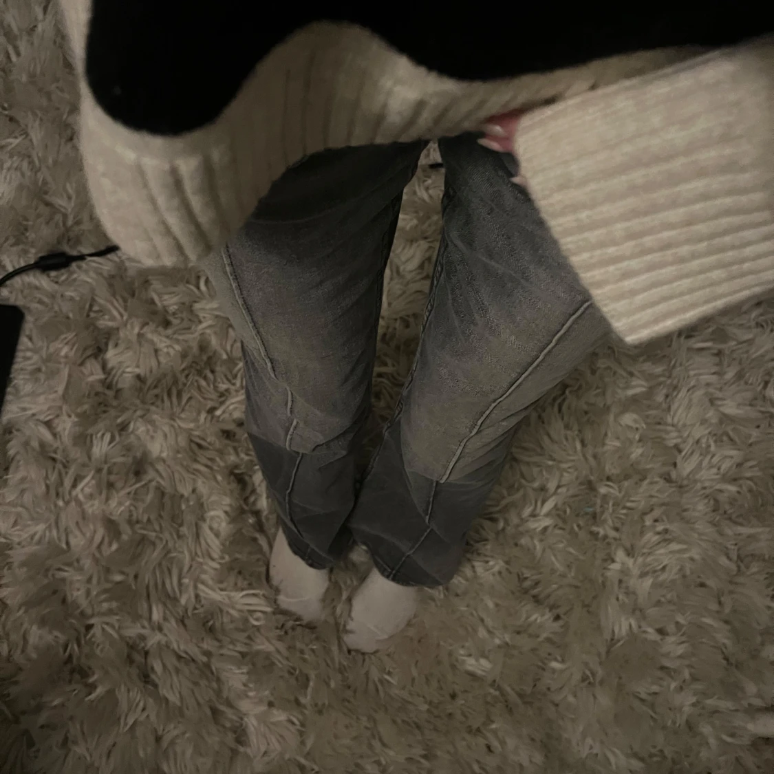 Grå jeans med fickdetaljer - 1