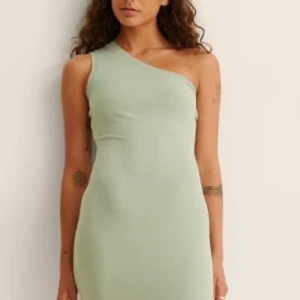 Grön klänning one shoulder - En one shoulder klänning. Färgen och skicket på klänningen visas på bild nr 2. Pris kan diskuteras