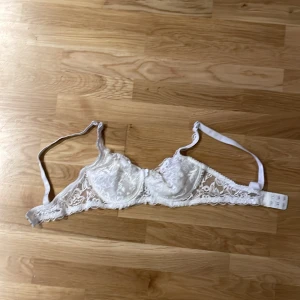 Vit spets-bh  - Säljer en spets bh från SHEIN då den inte passade mig. bh-n är i storlek S men den är liten i storleken, bh-n har ställbara axelband och en bygel nertill. Bh-n är oanvänd. 