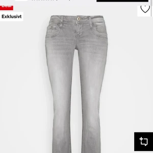 Ltb-grå  - Snygga grå jeans med bootcut och klassisk femficksdesign. Perfekta för en avslappnad stil med en knapp och dragkedja framtill. De är nästan i nyskick men det är ett ”hål” i bakre låret men det syns knappt när byxorna är på. Våga skriva för mer detaljer! 