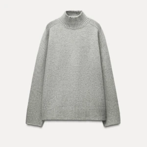 Grå stickad polotröja - Så snygg stickad tröja med ribbade detaljer från zara, perfekt för kyliga dagar och enkel att matcha med olika outfits. Använda en gång och som ny! Kom privat för fler bilder❤️❤️