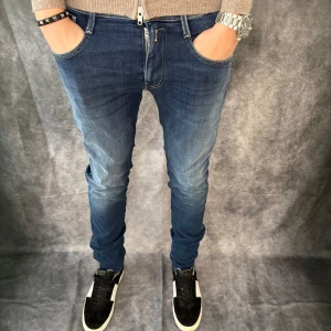 HELT NYA REPLAY ANBASS JEANS  - - Replay anbass jeans - Slim fit passform - Storlek W31/L34 - Nypris runt 1800kr - Kontakta för fler frågor eller funderingar // Deluxecloset