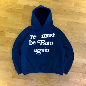 Ye Must Be Born Again hoodie - Hoodien är i mycket bra skick och har inga defekter. Den har storlek M fast passar mera som L då den är ”boxy fit” och oversized. Kontakta mig vid minsta lilla fråga eller vid behov av en till bild.