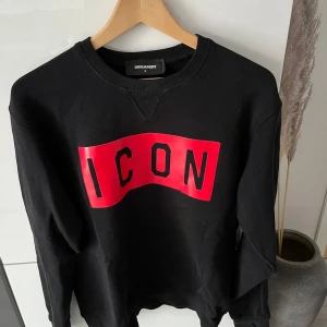 Dsquared2 tröja  - Även denna tröjan är köpt från ABCD i Göteborg för ca 4000kr, den är väldigt sparsamt använd och i gott skick Hör av dig vid funderingar! 