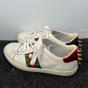 Gucci Ace Sneakers - Supersnygga skor ifrån Gucci, de är använda därav priset, inget OG ingår men äkthetsbevis på bild 4😇💓 Dessa är modellen med nitar baktill och pärlor på sidorna💓