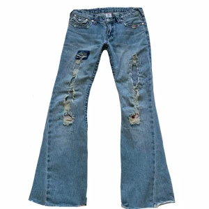 Vintage bootcut true religion jeans med slitningar! - Fraktar eller möts upp! Saknar en knapp på ena fickan och har slitage längst ner, se bilderna! Midja: 76cm, innerben: 73cm, ytterben: 96cm