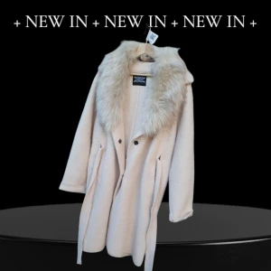 Snygg mjuk och varm kappa med pälskrage, Garoff, One size. Helt ny. - Snygg kappa av märket Garoff, mjukt och fluffigt tyg med en avtagbar pälskrage, (i syntet). Färgen är i beige. Den har en smal passform och en snygg skärning med midjeband. Kappan är perfekt för kalla vinterdagar.  Nypris 1 599:-.