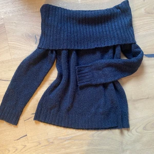 Mörkblå offshoulder tröja från Vero Moda - Snygg mörkblå offshoulder tröja från Vero Moda. Perfekt för en stilren outfit med ribbade detaljer och långa ärmar. Passar utmärkt till både vardag och fest. Plagget har använts fåtal gånger och är i bra skick. Tröjan är storlek M men skulle säga att den även passar bra för de med storlek S!💕💕Priset kan absolut diskuteras!!💕