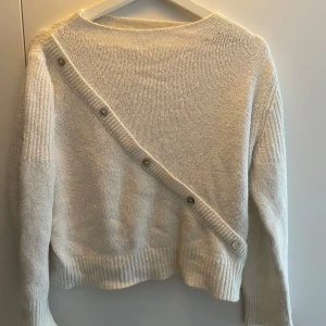 Vit stickad tröja från Design by Si - Superfin! Storlek Xs/S men ganska liten i storleken och ganska korta ärmar🌟