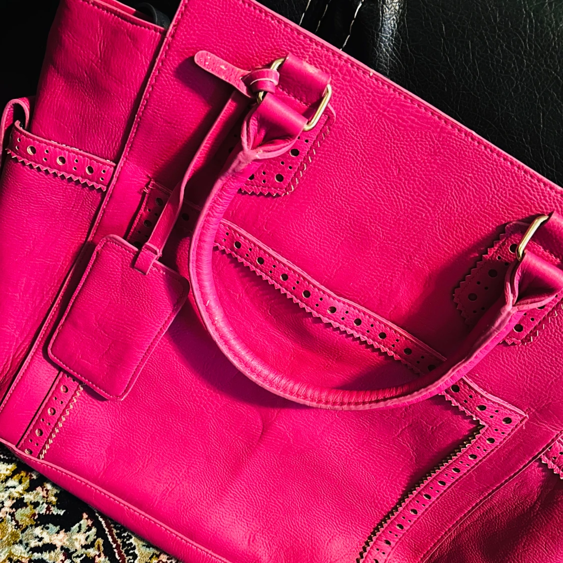 Rosa handväska med mönstrat foder