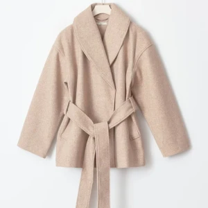 Beige kappa med bälte - Oanvänd helt ny kan frakta köparen står för frakt eller mötas upp I gbg från gina tricot köpt för 700kr 