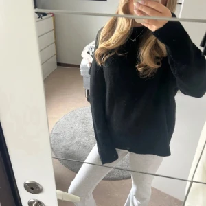 Svart stickad tröja - Mysig svart stickad tröja med långa ärmar och ribbade detaljer vid ärmslut och nederkant. Perfekt för kyliga dagar och enkel att matcha med olika outfits. Endast använd en gång så inga defekter. Hör av dig om du har frågor💓