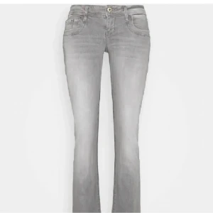 Grå ltb jeans - Grå ltb jeans i valerie. Jeansen är storlek 26/30 men är sprättade så blir som 26/32. Dem är i fint skick och inga defekter🩷🩷