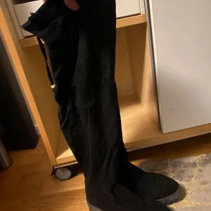 Svarta overknee stövlar storlek 38 - Snygga svarta overknee stövlar med knytning upptill. Perfekta för en stilren look och passar bra till både kjol och byxor. Storlek 38