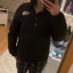 Svart jacka The North Face - Säljer min syrras älskade north face jacka. Tyvärr har hon växt ur den därav säljs den! Fint skick inga defekter, pris kan diskuteras! 💞Junior stl xl men sitter som xs!!
