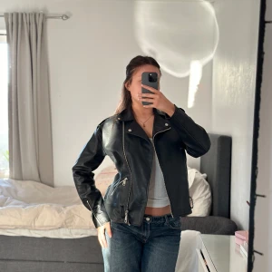 Skinnjacka - Missguided - Jätte fin skinnjacka i välbehållen kvalitet, storlek 36 men passar även 38