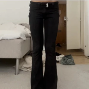 Lågmidjade bootcut jeans  - Snygga svarta bootcut jeans med låg midja och fickor på sidorna💕jättesnygga och trendiga!