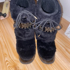 Svarta snowboots från Moschino - Skitsnygga snow boots från love moschino med päls och nitdetaljer. Bra skick, storlek 37/38