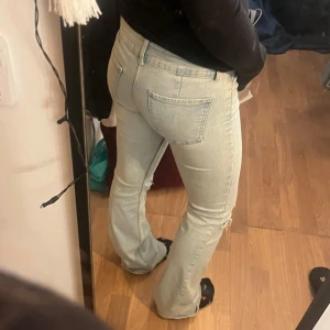 Bershka jeans med slitningar - Jeansen är väldigt bekväma och snygga. Dom är ett stretchigt material.💕