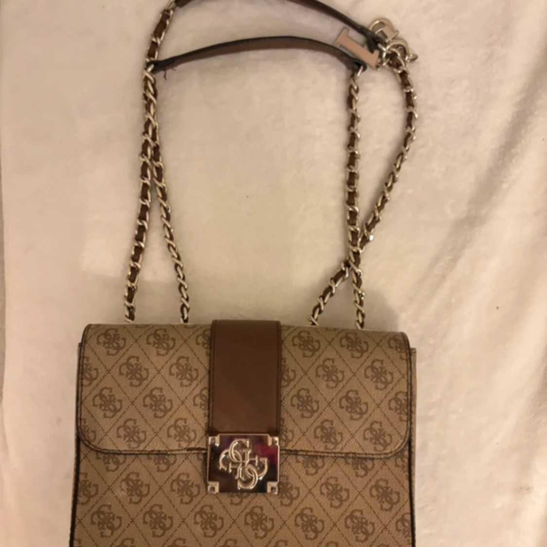 Beige axelväska med kedjedetaljer