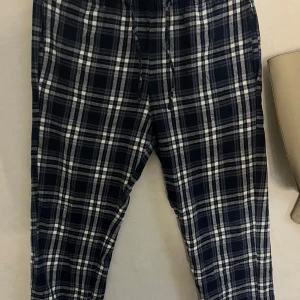 Rutig byxa från 151 - Snygga rutiga byxor i blått och vitt från märket 157. Perfekta för en avslappnad stil med elastisk midja för extra komfort. 