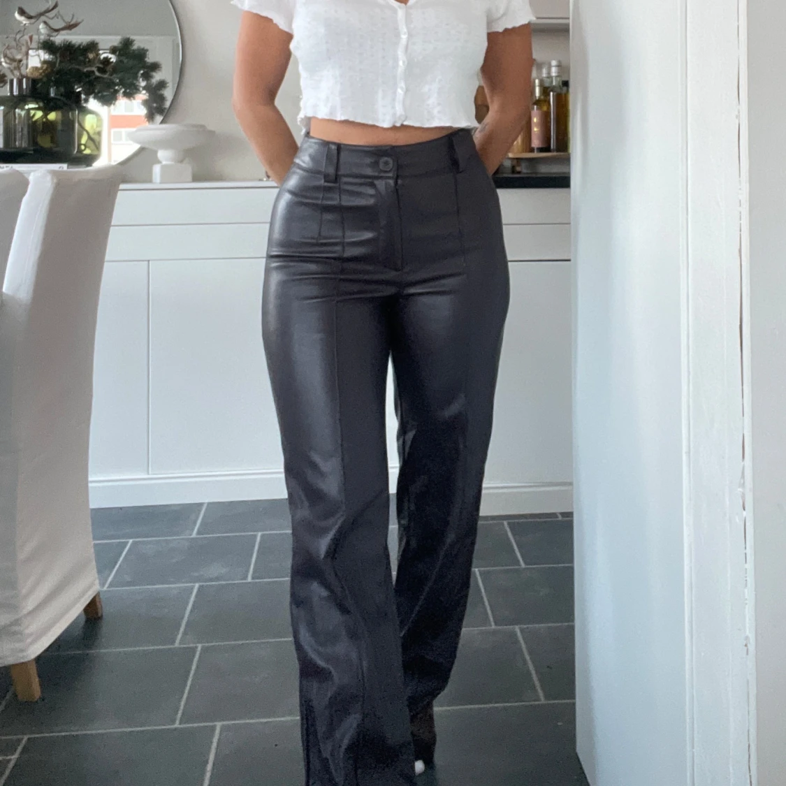 Mörklila skinnbyxor med pressveck