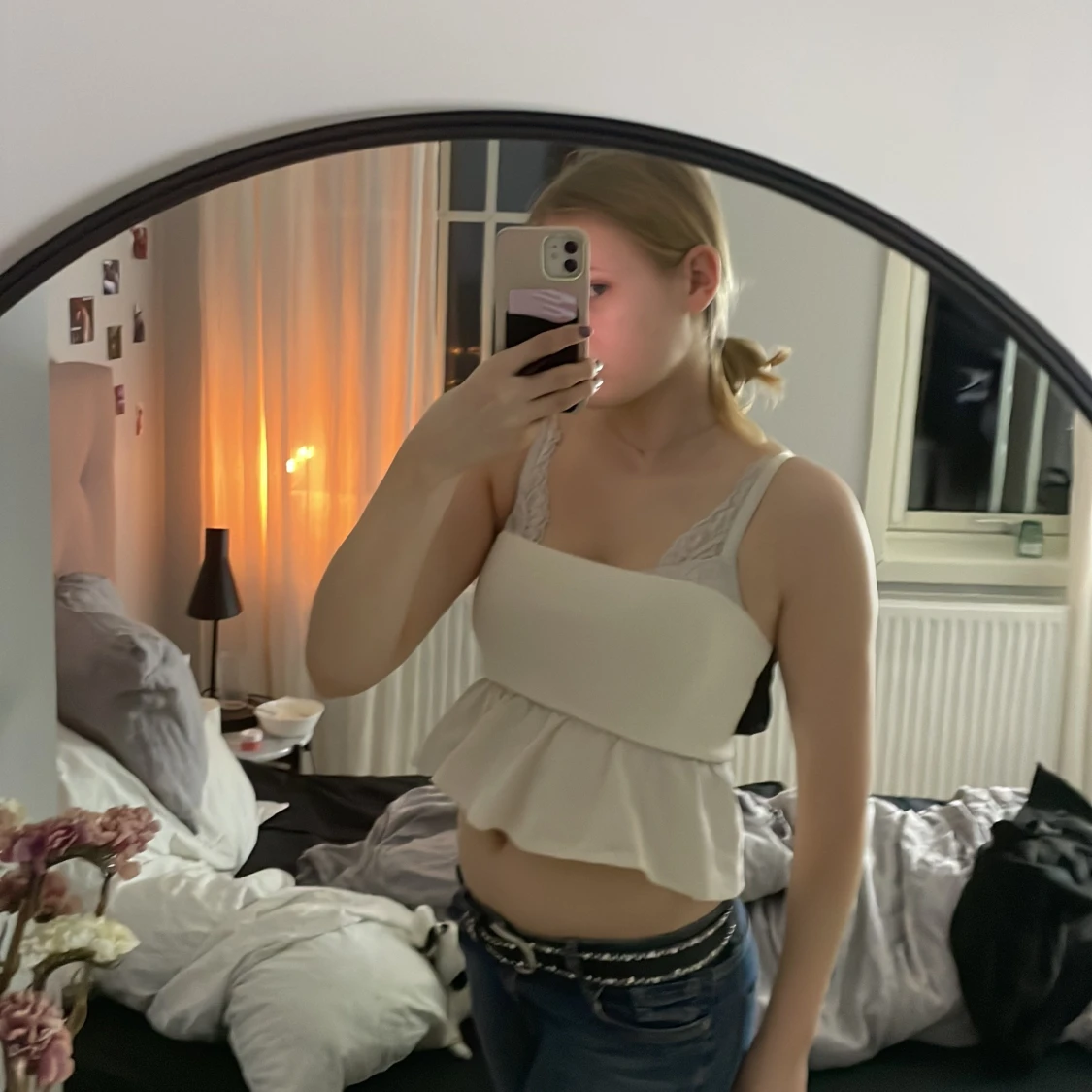 Beige tubtopp med volang och svart rosett på baksidan