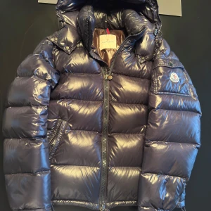 Moncler Maya navy storlek 2 - Moncler Maya i färgen navy, storlek 2. Skick: 8.5/10, Inga flaws, endast jackan medföljer 