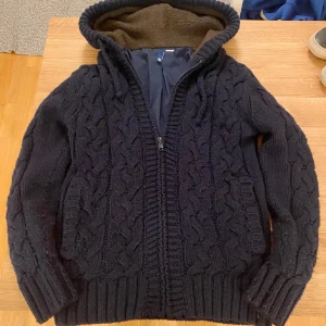 Mörkblå cardigan - Säljer denna snygga cardiganen i storlek S (Passar M). Säljer den för 800 men pris kan diskuteras vid snabb affär. Varm på insidan, perfekt för lite kyligare dagar!😊