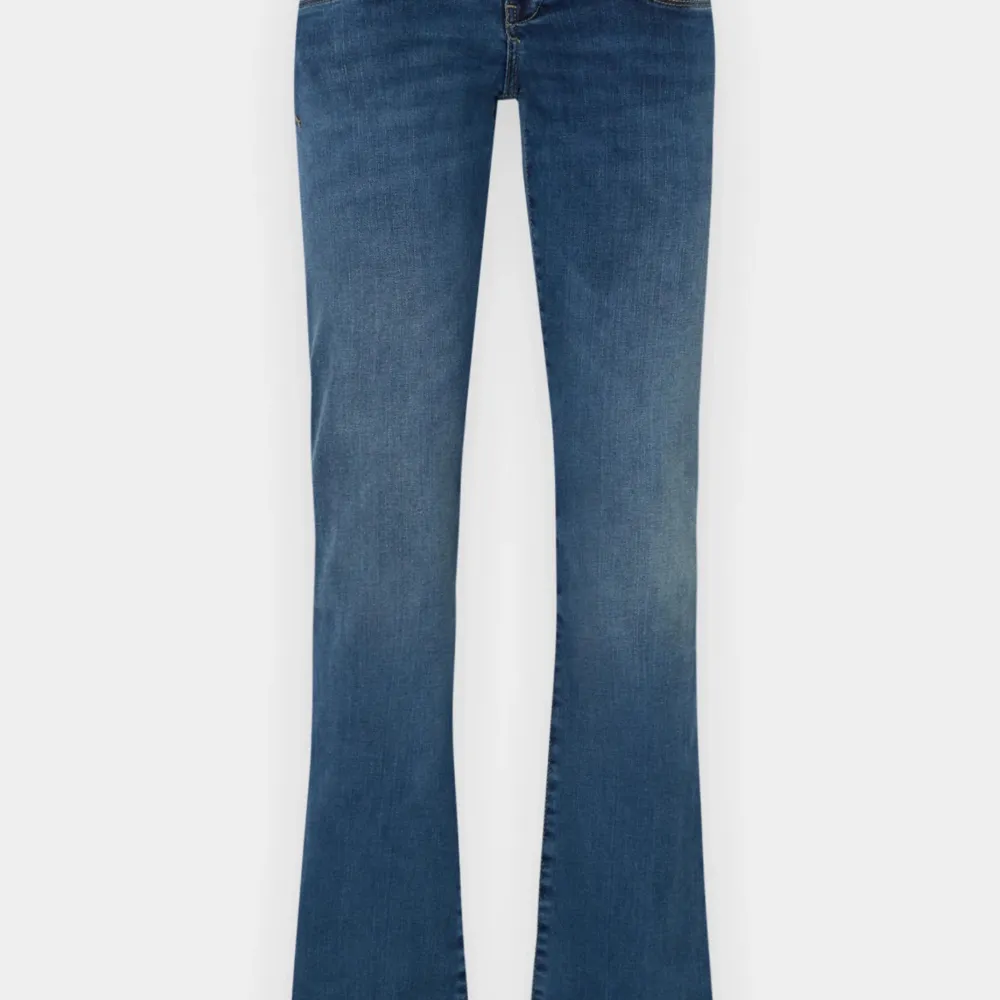 Snygga blå bootcut jeans med klassisk femficksdesign. De har en låg midja och en bekväm passform som sitter snyggt över höfterna och låren. Perfekta för en avslappnad stil.. Farkut & Housut.
