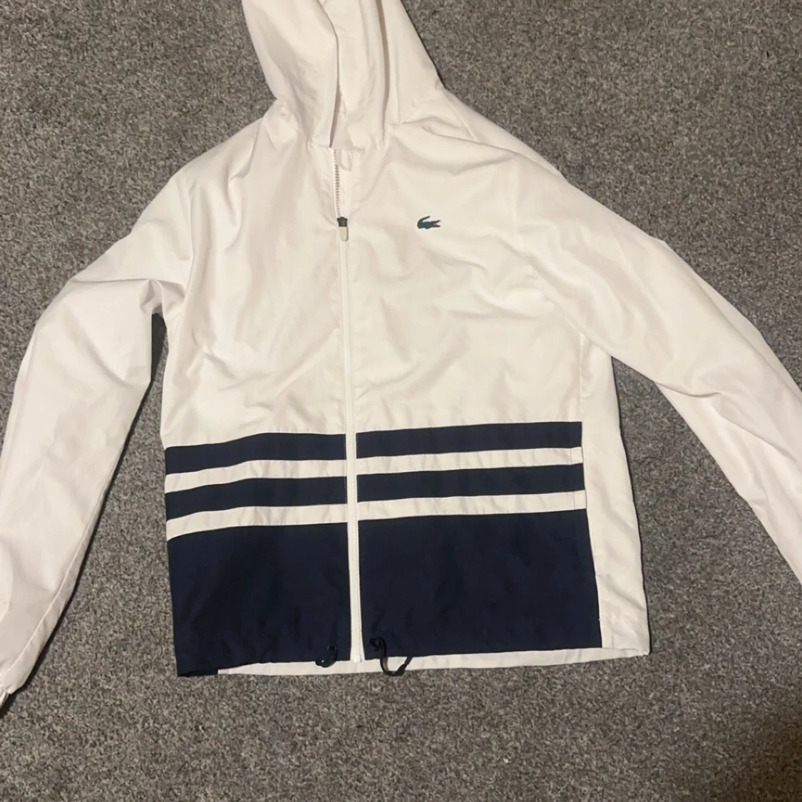 Vit och marinblå vindjacka och byxor från Lacoste