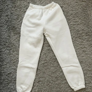 Vita mjukisbyxor - Mjukisbyxor som har elastisk midja och likadant vid bensluten. De köptes för flera år sedan och jag tog bort lappen då. Men de blev aldrig använda.