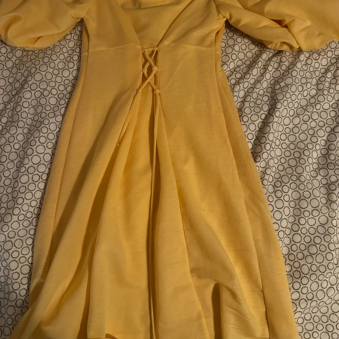 Gul klänning med puffärmar - 90