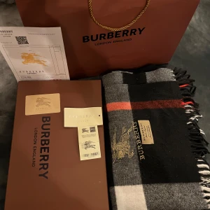 Halsduk från Burberry - Säljer en stilren halsduk från Burberry. Alla äkthesbevis medföljer, som man kan se på bilderna. Perfekt för att hålla dig varm och stilren under kyliga dagar. Skriv gärna om ni har några frågor🙌