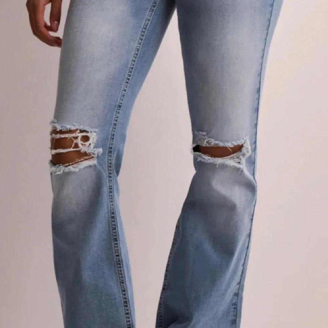 Ljusa bootcut jeans med slitningar - 90