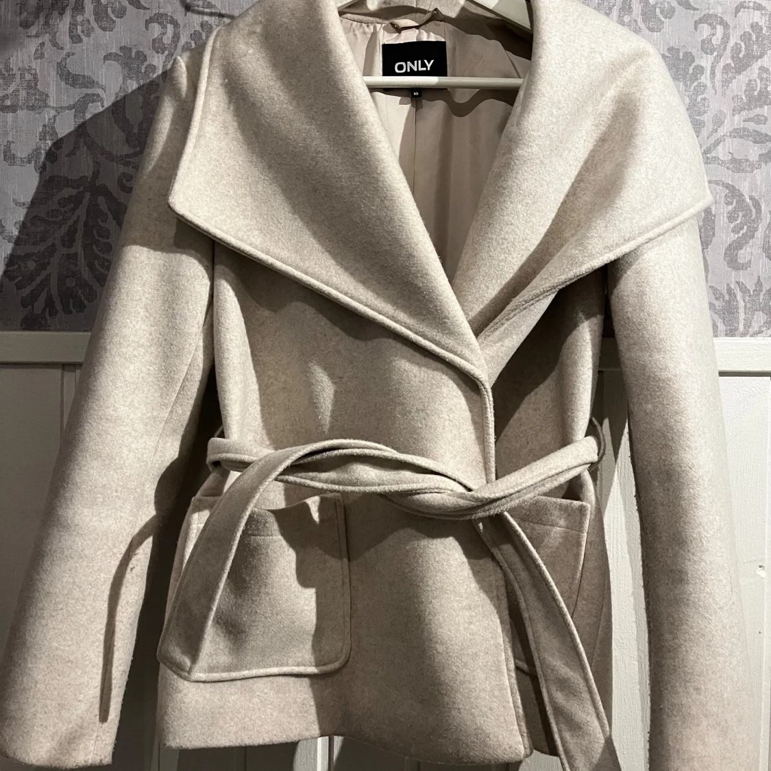 Beige kappa från ONLY