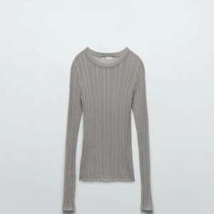 Grå ribbad tröja från Zara - Säljer en ”seetrough” grå ribbad tröja från Zara. Tröjan är långärmad och har en tight passform. 