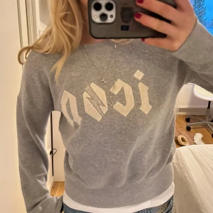 Grå sweatshirt med tryck - Unik tröja🌟