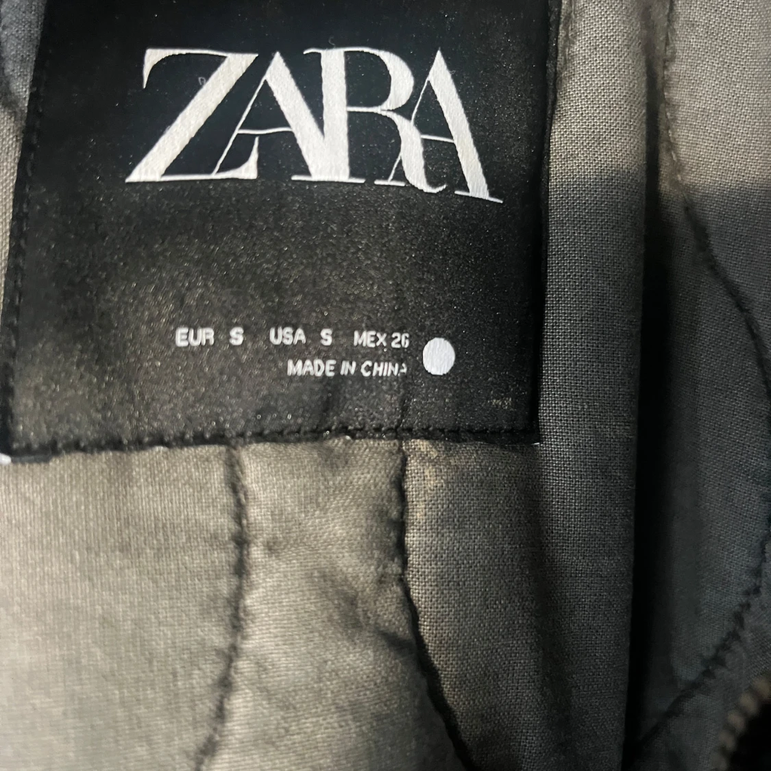 Grå quiltad jacka - 91