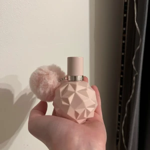 Sweet Like Candy Parfym av Ariana Grande - Använd endast några få gånger så är nästan full.