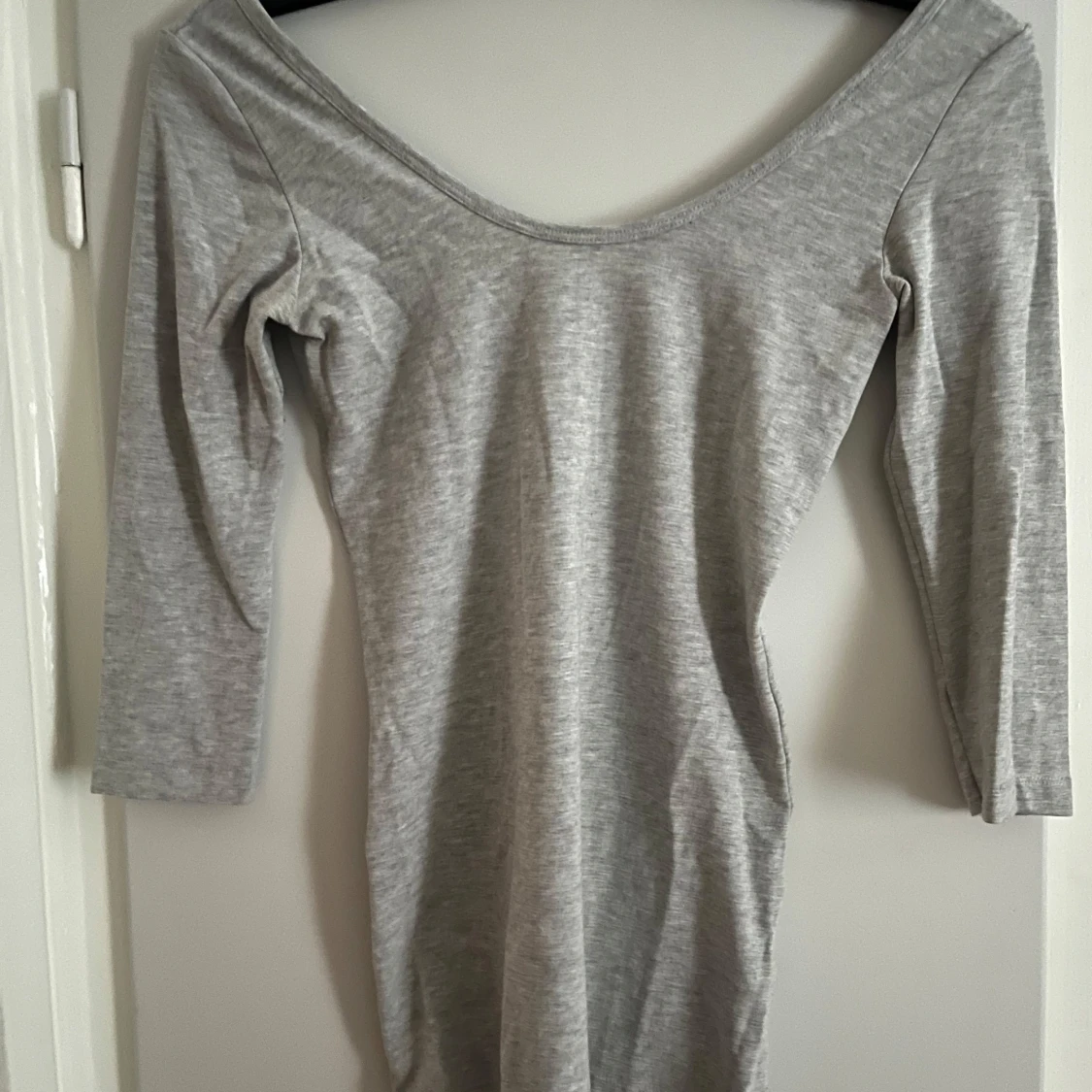 Grå u-ringad tröja med trekvartsärm