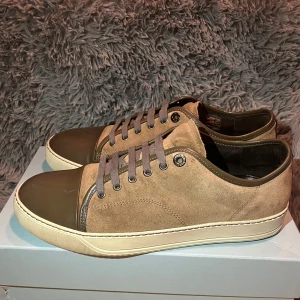 Lanvin cap toe Bruna - Ett par bruna lanvin cap toe i nyskick || Inget tecken på användning på mockan eller capen sulorna är däremot lite smutsiga || Storlek 42 men passar även 43 || Kom med frågor kan gå ned i pris vid snabb affär! 