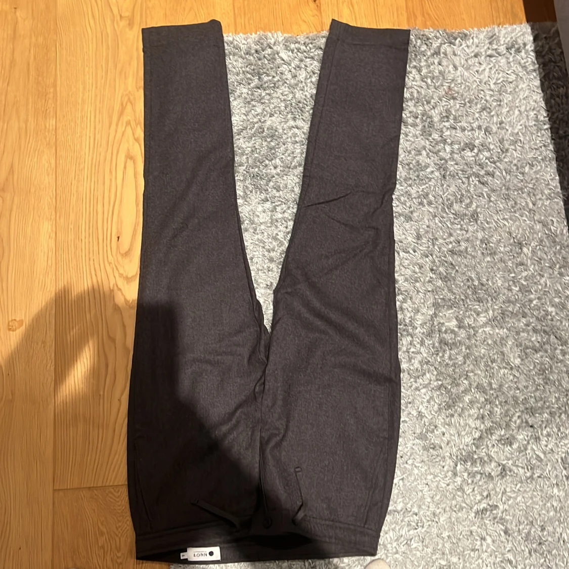 Mörkgrå byxor från NN07