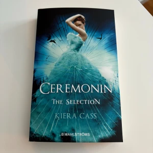 Ceremonin - Kiera Cass - Boken 'Ceremonin' av Kiera Cass är första delen i succéserien 'The Selection'. På engelska.