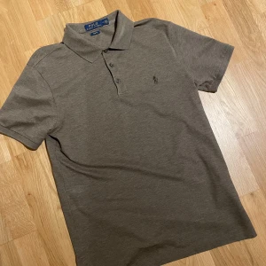 Ljusbrun Ralph Lauren piké  - Snygg stilren piké från Ralph lauren, pris kan diskuteras