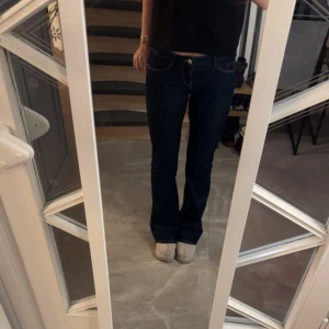 Mörkblå bootcut lågmidjade jeans - Säljer helt oanvända super fina jeans ifrån Only! Jag skulle säga att dom är väldigt låga, sitter super skönt på❣️väldigt stretchiga Jag är 164 och dom är lite långa på mig  Mått:  •Innerbenslängd: 80 cm  •mått över midjan: 34 cm (har normalt 37 cm typ)